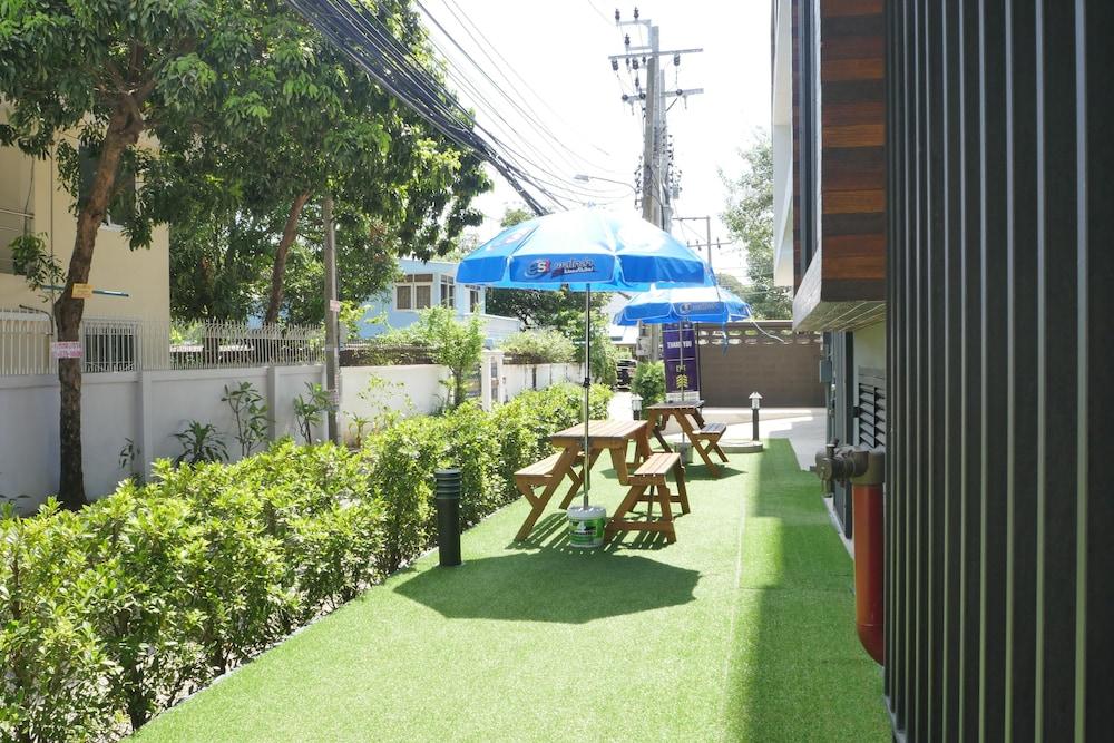 Q Space Residence Bangkok Bagian luar foto